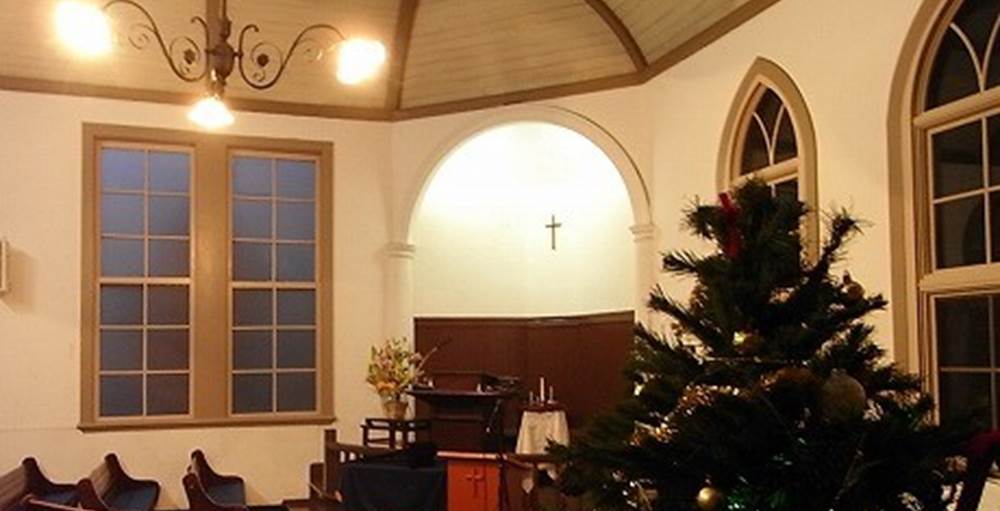 キャンドルライトの明かりの中で　根津教会でクリスマスイブ特別賛美礼拝
